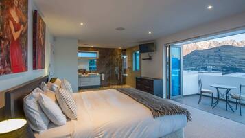 5 bedrooms, premium bedding, iron/ironing board, travel cot