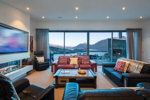 TV, fireplace, video games, stereo - Aurora Lodge – Hot Tub, Fireplace & Lake Views (Queenstown)