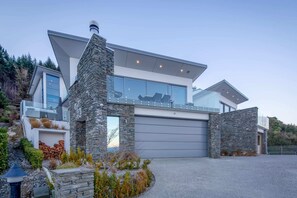 Exterior - Aurora Lodge – Hot Tub, Fireplace & Lake Views (Queenstown)