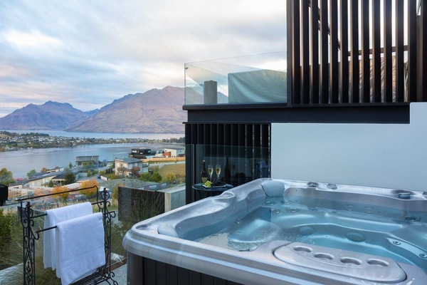 Relaxing Hot Tub with Spectacular Views – Unwind in the luxurious hot tub, perfectly positioned to provide breathtaking views of the lake and mountains, offering the ultimate relaxation experience.