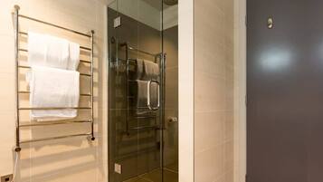 Bathtub, hair dryer, towels, shampoo