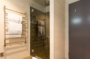 Bathtub, hair dryer, towels, shampoo