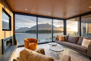 TV, fireplace, Netflix, books - Lakehouse 3 – Parking, Fireplace, Lake Views (Queenstown)