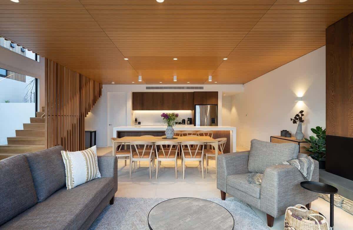 Een televisie, een open haard, Netflix en boeken