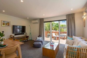 TV, video games, Netflix, streaming services - Hillside Villa 3 – Modern 2BR Walk to Town & A/C (Queenstown)