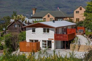 Exterior - Hillside Villa 3 – Modern 2BR Walk to Town & A/C (Queenstown)