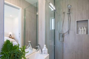 Dusche, kostenlose Toilettenartikel, Haartrockner, Handtücher