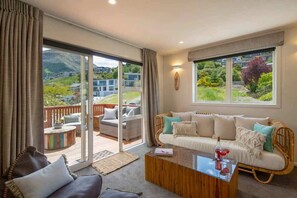 TV, video games, Netflix, streaming services - Hillside Villa 3 – Modern 2BR Walk to Town & A/C (Queenstown)