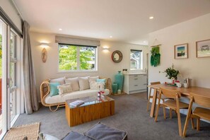 TV, video games, Netflix, streaming services - Hillside Villa 3 – Modern 2BR Walk to Town & A/C (Queenstown)