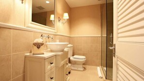 Tina, secadora de cabello, toallas 