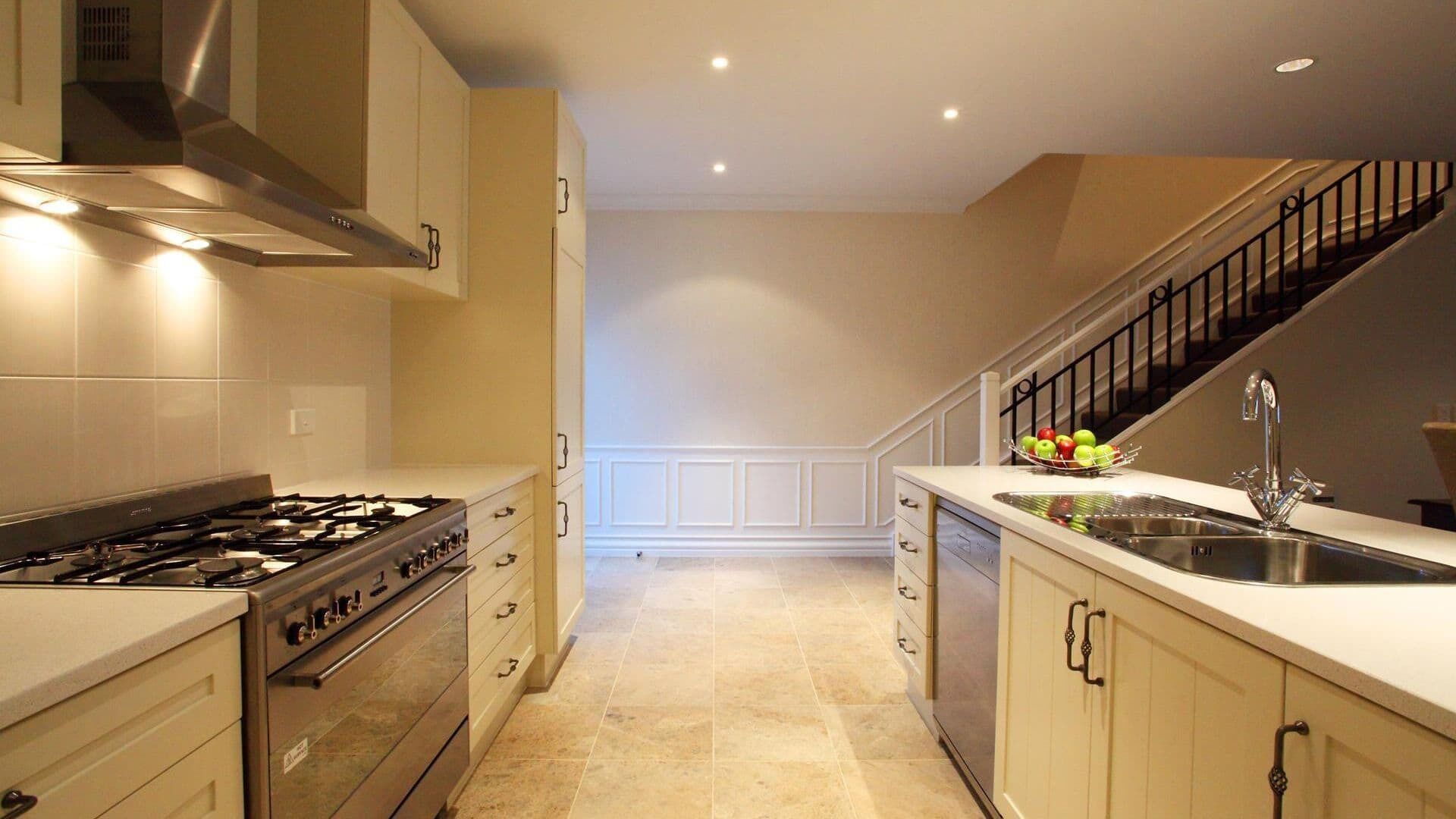 Jääkaappi, mikroaaltouuni, uuni, liesi