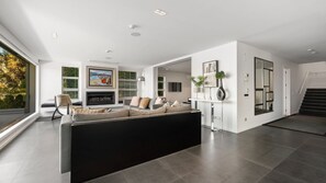 Interior - Lordons Penthouse | Hot Tub, BBQ, Gas Fire, A/C (Queenstown)