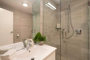 Een douche, een haardroger, handdoeken