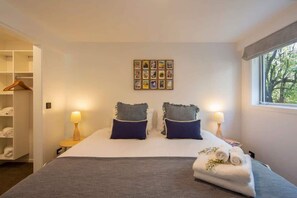 2 slaapkamers, luxe beddengoed, een strijkplank/strijkijzer, reisbedje