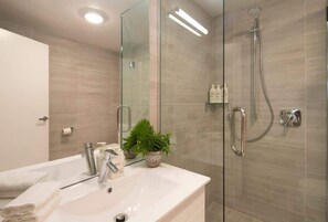 Douche, sèche-cheveux, serviettes fournies