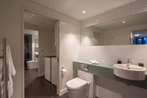 Badewanne, kostenlose Toilettenartikel, Haartrockner, Handtücher