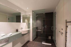 Baignoire, articles de toilette gratuits, sĂšche-cheveux