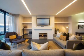 Fernseher, Kamin, Arbeitsbereiche