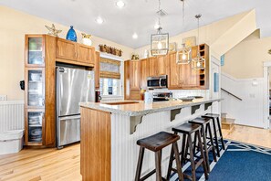 Kjøleskap, mikrobølgeovn, ovn og kokeplater