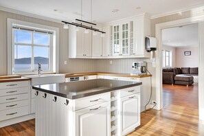 Geladeira, micro-ondas, fogão, lava-louças