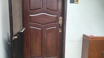 Une porte en bois avec une poignée en laiton et un trou de serrure.
