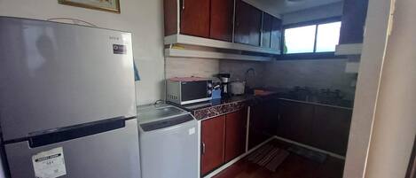 Refrigerador, microondas, horno y cafetera y tetera