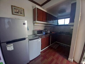 Fridge, microwave, oven, coffee/tea maker
