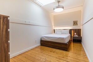 2 bedrooms, free WiFi, bed sheets - Suite 209: Beautiful 2-Bedroom Beachfront Suite (Wainfleet)