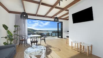 Phòng, 2 phòng ngủ, quang cảnh biển (Suite Sleeps 4) | Bộ đồ giường cao cấp, nệm có lớp đệm bông, trang trí khác biệt