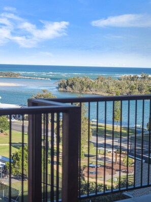 Deluxe Queen Room (Sleeps 2) - 1 Queen - Oceanview + Balcony | Vue de la chambre