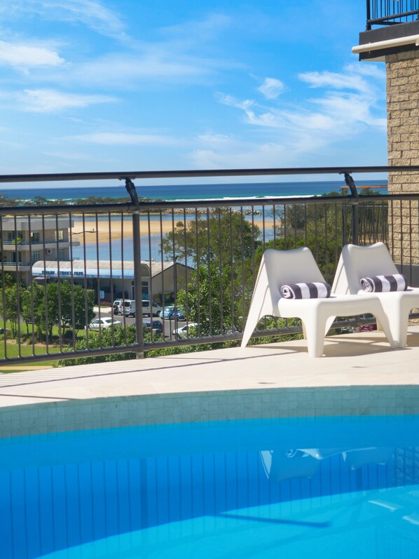 Utendørsbasseng og solsenger