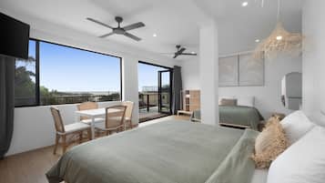 패밀리룸, 바다 전망 (Sleeps 4) | 고급 침구, 필로우탑 침대, 각각 다른 스타일의 인테리어, 각각 다르게 가구 비치