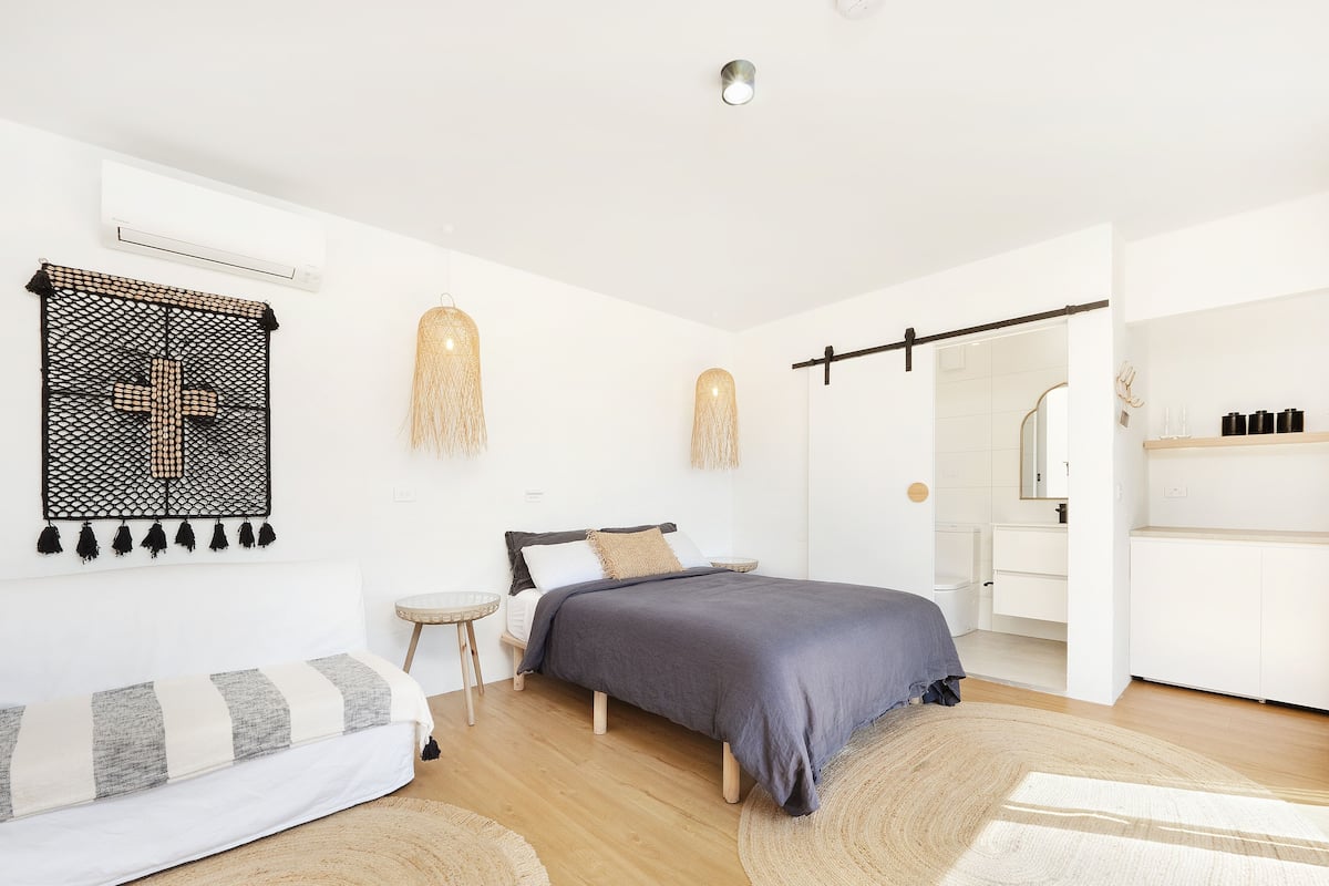 Habitación Deluxe, 1 cama de matrimonio, vistas al mar (Sleeps 2) | Cocina privada | Frigorífico pequeño, hervidor eléctrico y tostadora