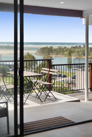 Chambre Familiale, 2 grands lits, vue océan (Sleeps 4) | Terrasse/Patio