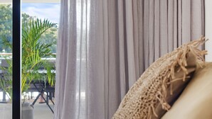 Phòng, quang cảnh sân vườn | Bộ đồ giường cao cấp, nệm có lớp đệm bông, màn/rèm c  ản sáng 