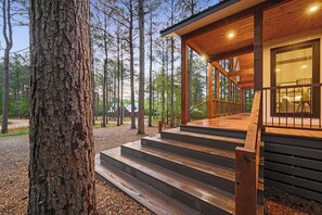 Terrace/patio - Knotty & Nice - Modern Luxury Honeymoon Cabin (Broken Bow)