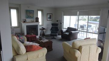 Smart-TV, DVD-Player, Bücher, Videothek