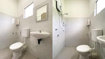Chambre, salle de bains privée | Salle de bain | Douche, articles de toilette gratuits, serviettes fournies