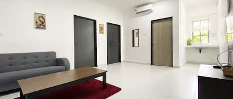 Family Room, Private Bathroom | Desk, free WiFi