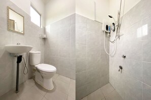 Familiekamer, privébadkamer | Badkamer | Een douche, gratis toiletartikelen, handdoeken