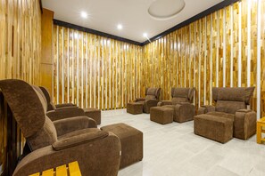 Een sauna, een bubbelbad, een stoombad, modderbaden, hotstone-massages