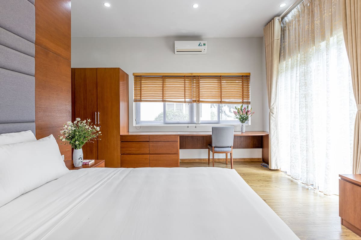 Executive Suite | 1 bedroom, minibar, desk, laptop workspace