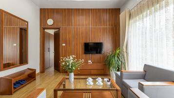 Executive Suite | Living area | 40-inch flat-screen TV with cable channels, TV
