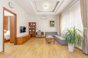 Minibar, desk, laptop workspace, soundproofing - Anh Phat Resort (Tinh Gia)