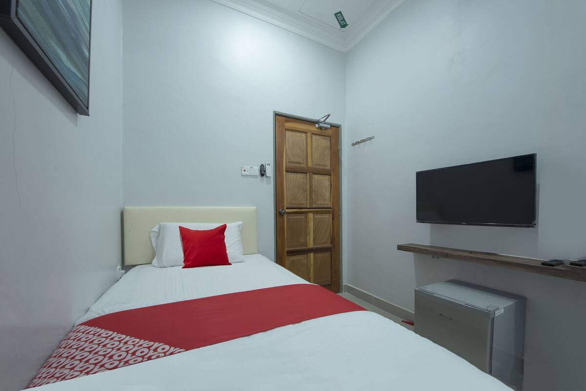 Deluxe Single Room | Free WiFi, bed sheets