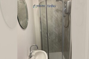 Badekar, hårføner, håndklær og såpe