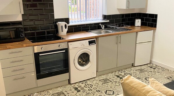 Kjøleskap, mikrobølgeovn, ovn og kokeplater