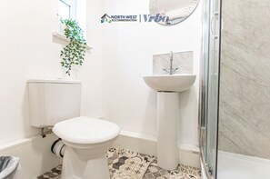 Badewanne, Haartrockner, Handtücher, Seife