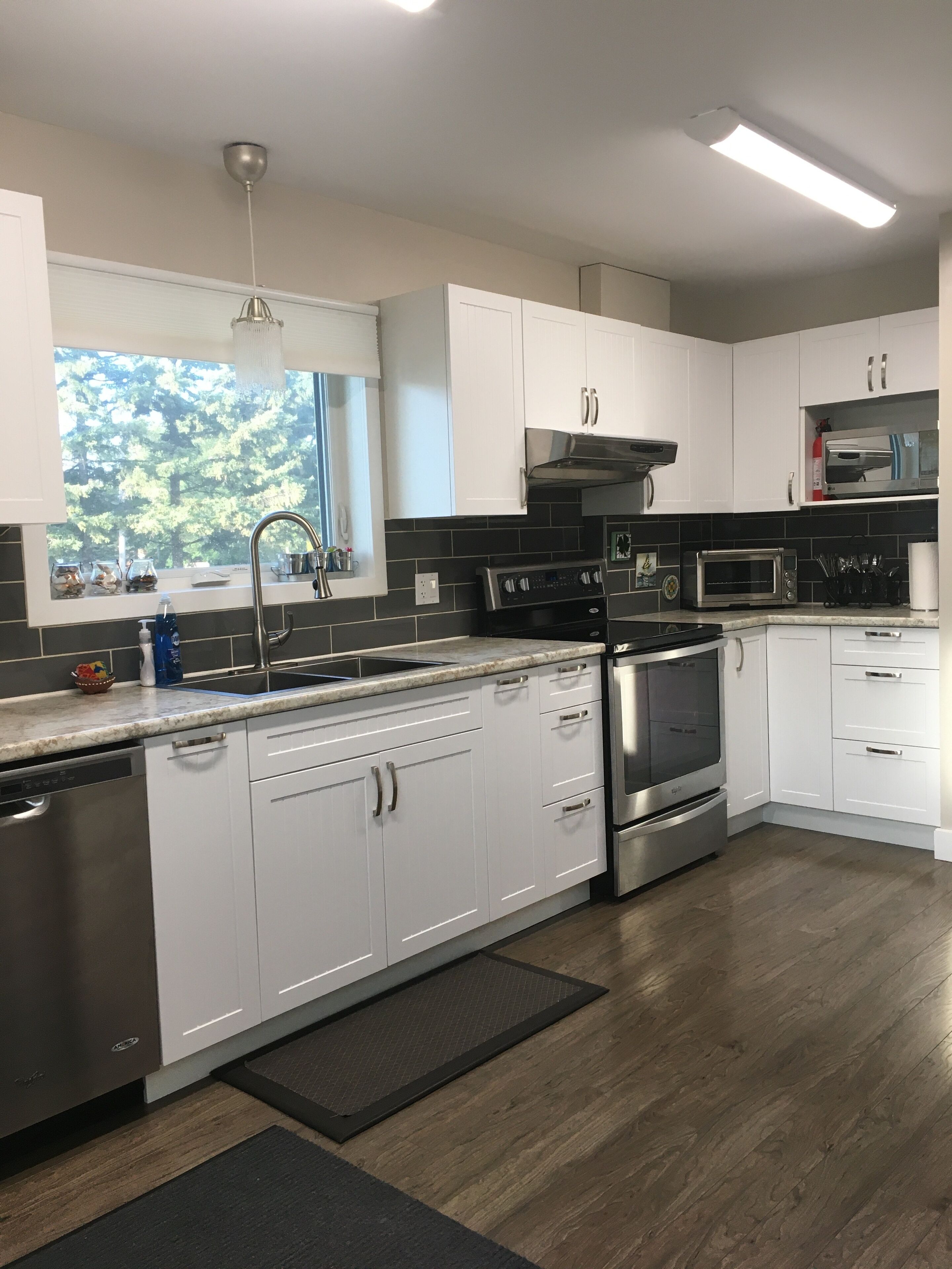 Jääkaappi, mikroaaltouuni, uuni, liesi