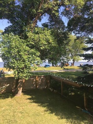 Property grounds - Lake Escape * 40 steps to beautiful beach (Gimli)